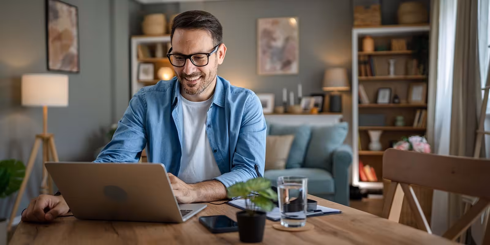 Ilustrasi individu bekerja sendiri atau freelancer