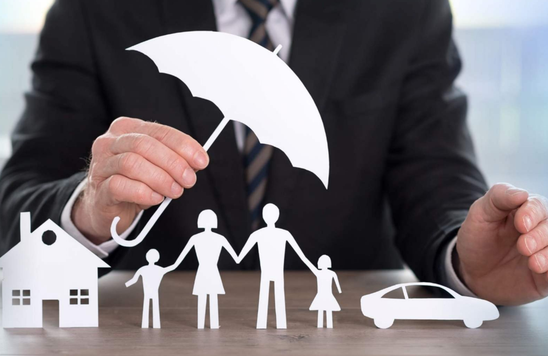 Keluarga berbincang perancangan hibah bersama penasihat takaful