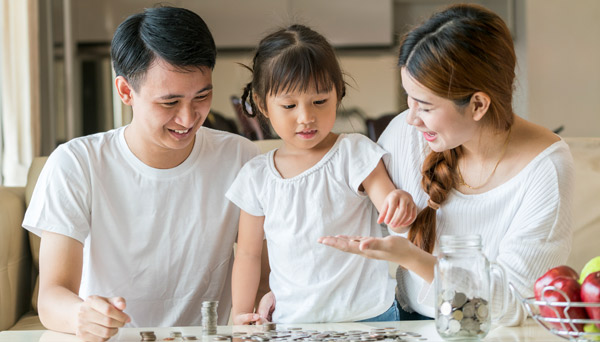 Pasangan merancang simpanan keluarga dengan bajet dan dokumen kewangan